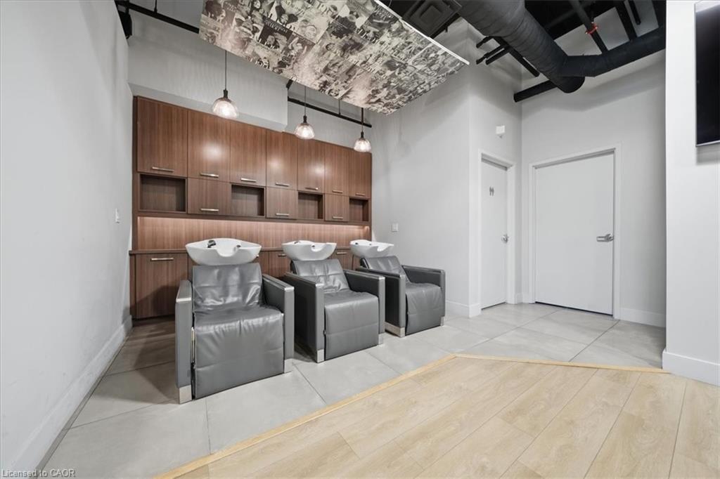 9-515 Dundas Street W Unit: 9