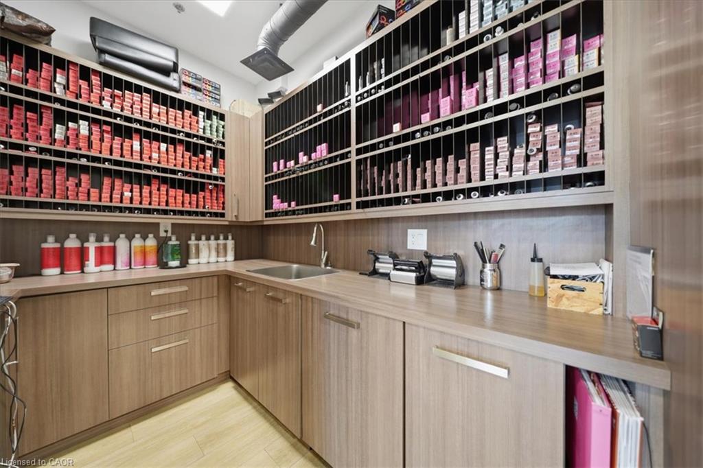 9-515 Dundas Street W Unit: 9