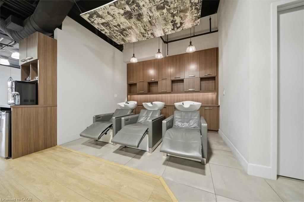 9-515 Dundas Street W Unit: 9