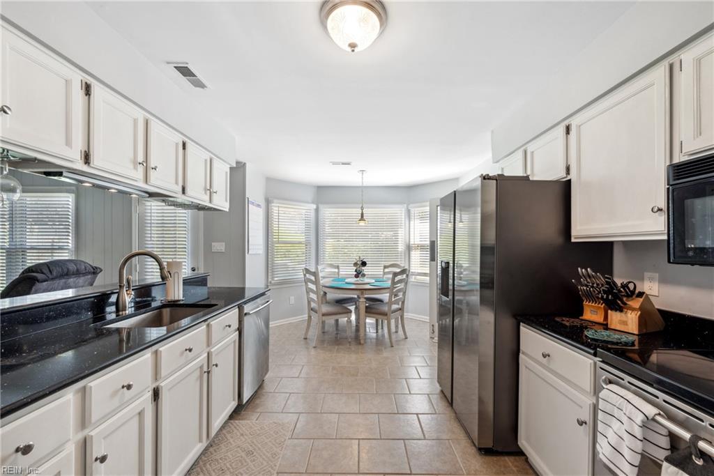 2104 Bromley CT