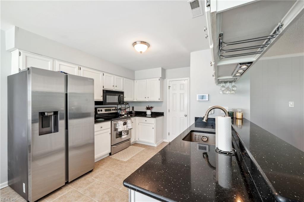 2104 Bromley CT