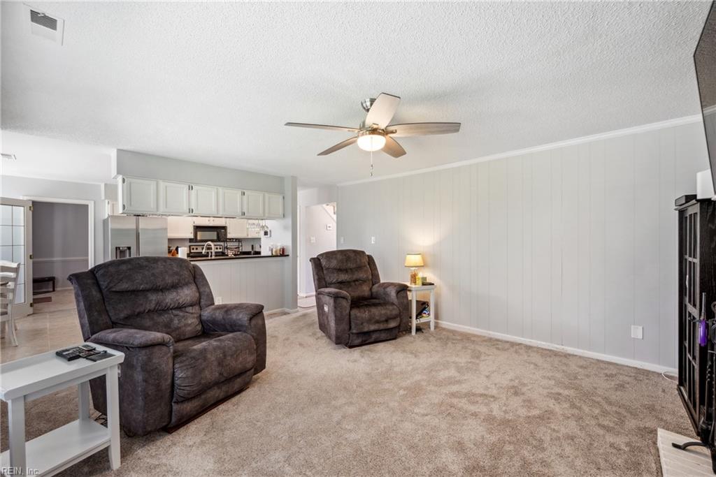 2104 Bromley CT