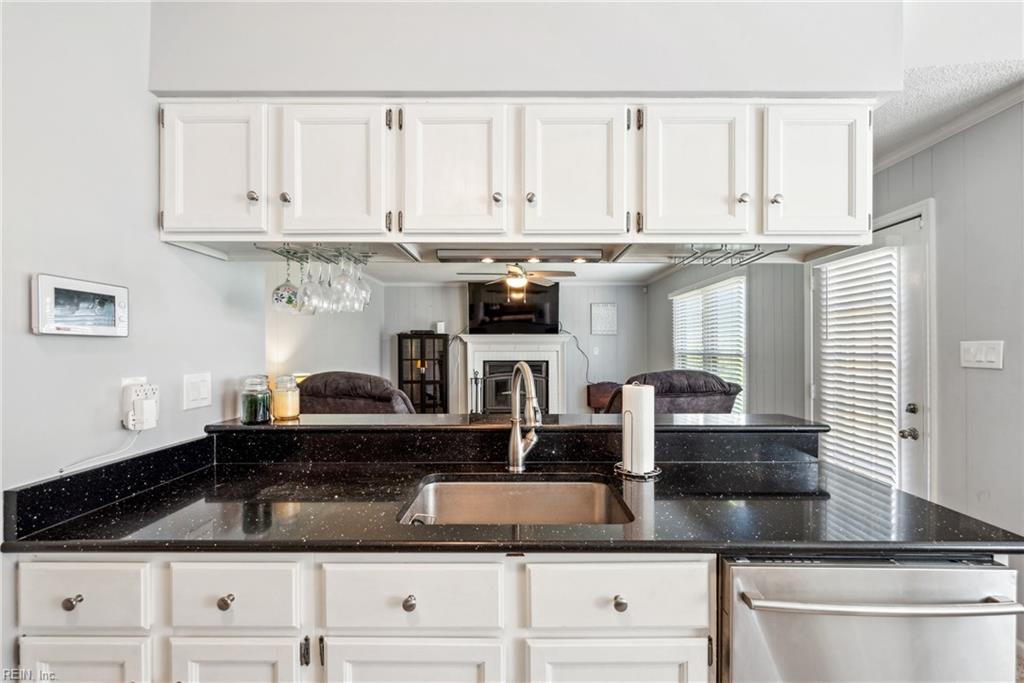 2104 Bromley CT