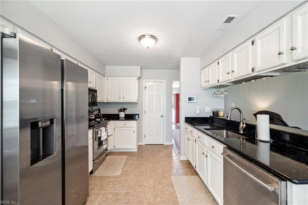 2104 Bromley CT