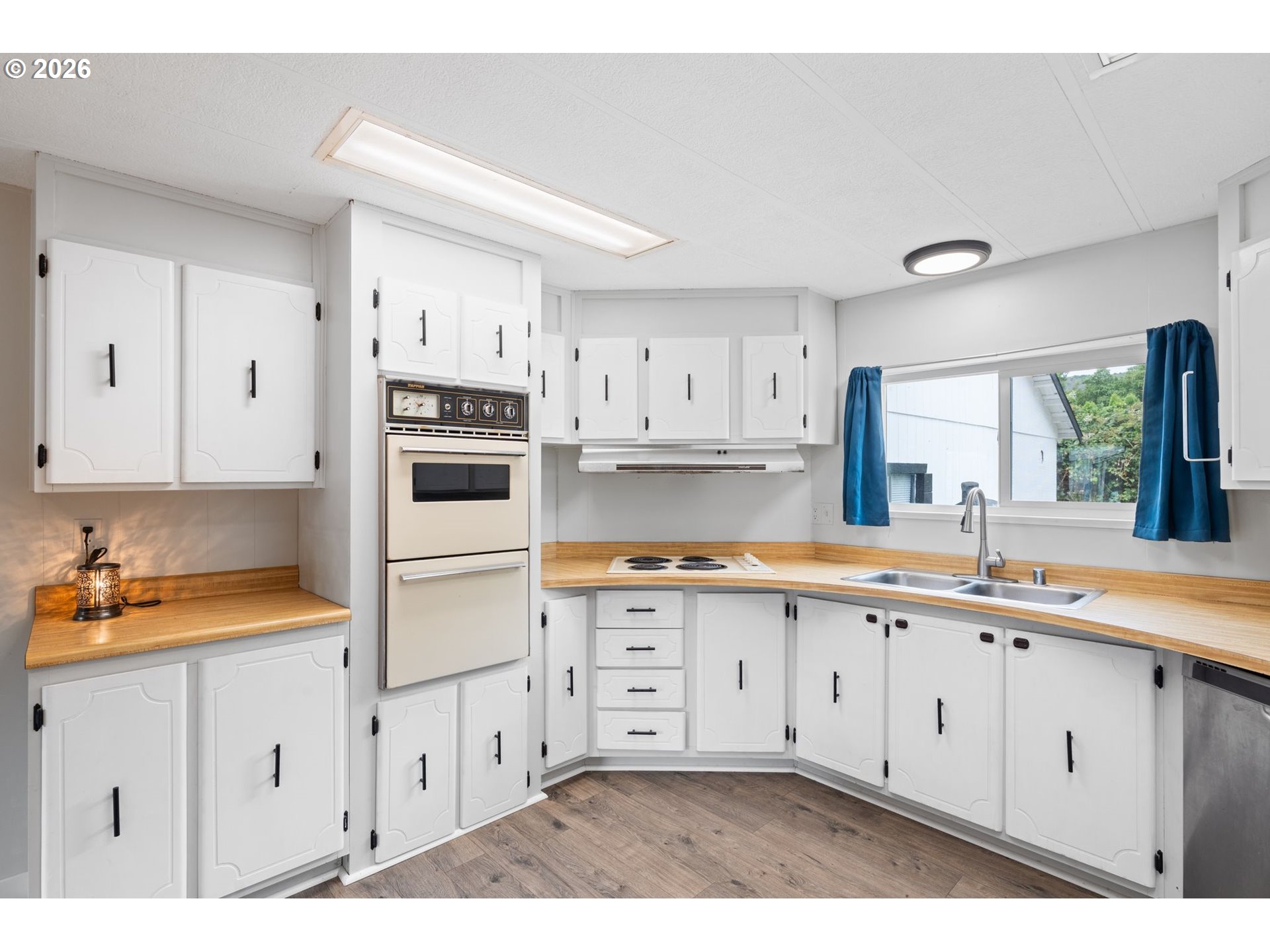 12 ROSENBACH LN