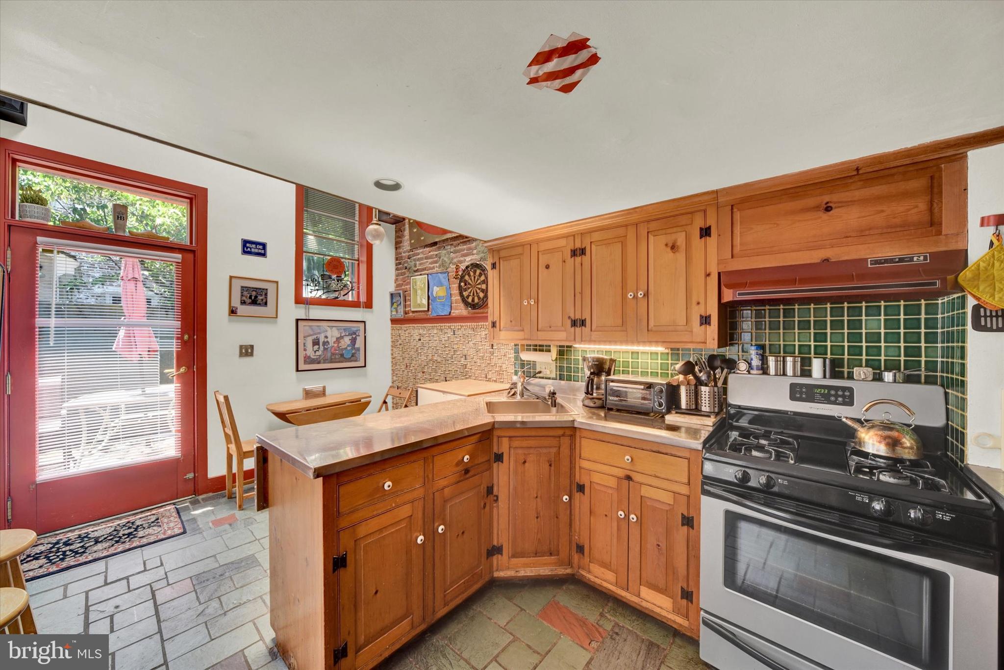 1611 Lancaster St