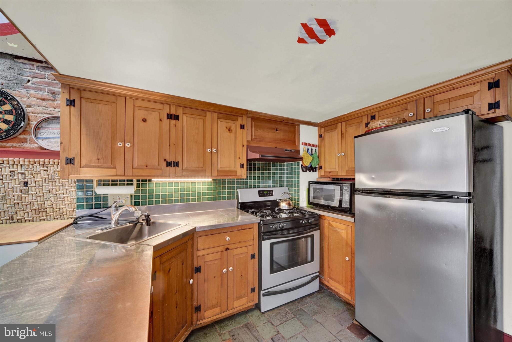 1611 Lancaster St