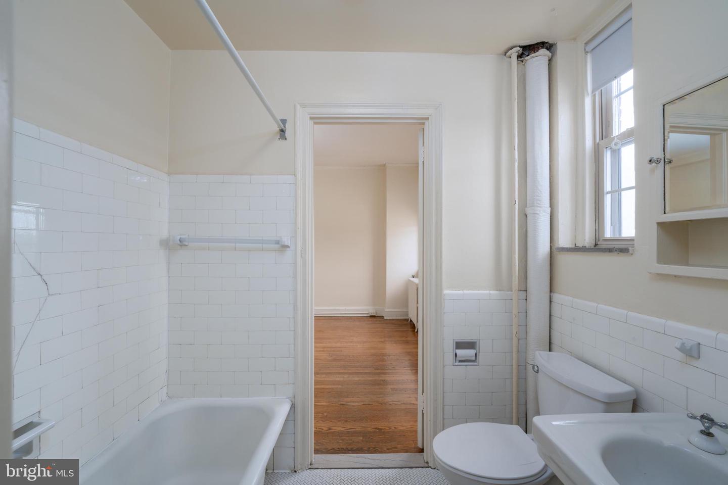 100 UNIVERSITY PKWY #2D