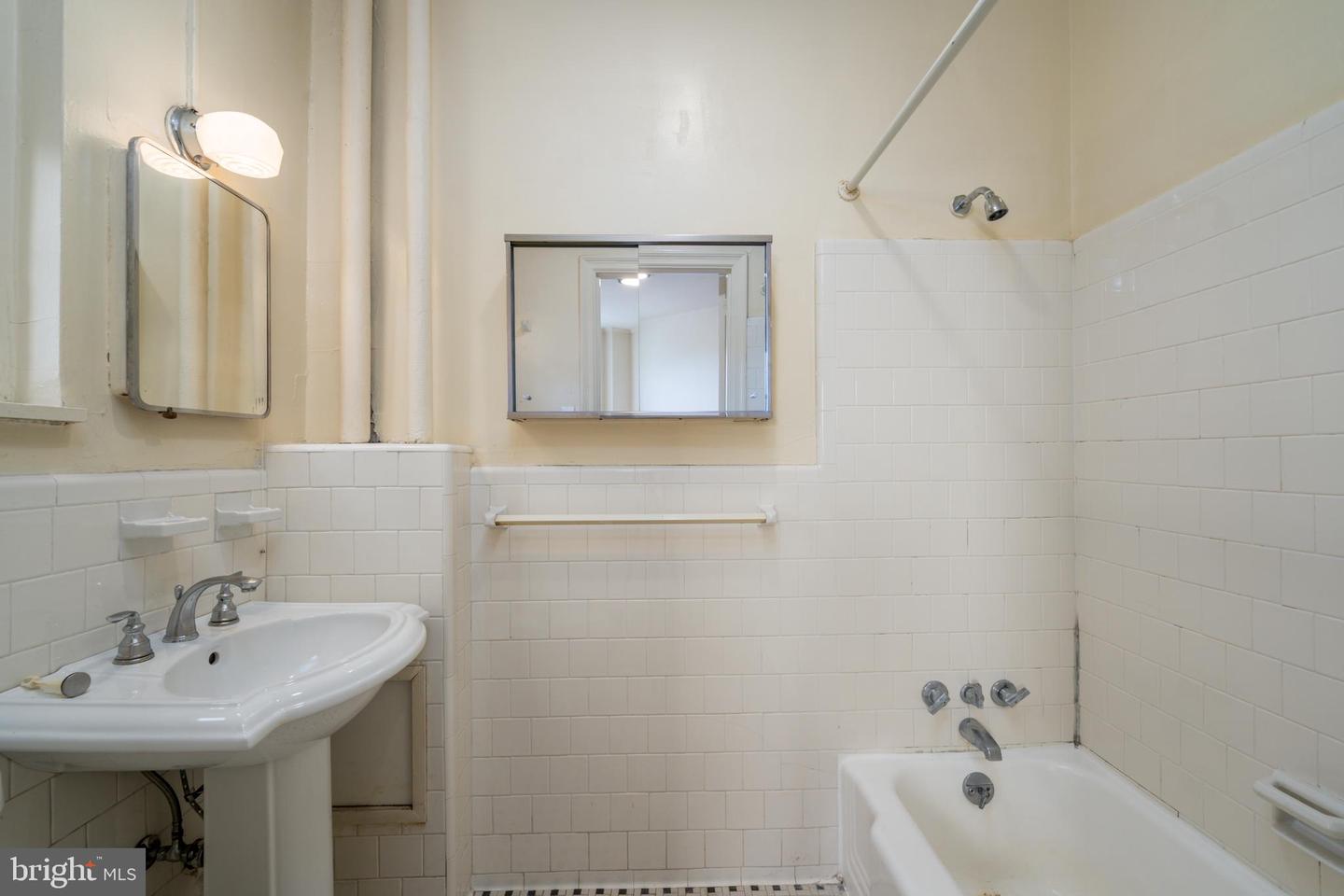 100 W UNIVERSITY PKWY #2B
