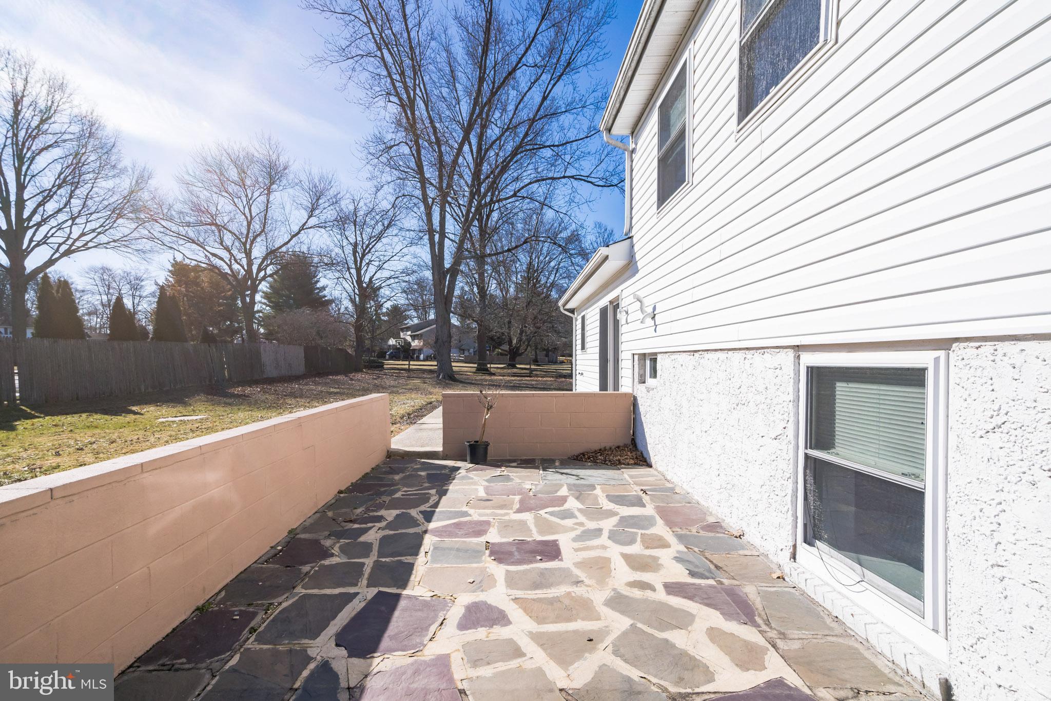 1746 Larchwood Dr