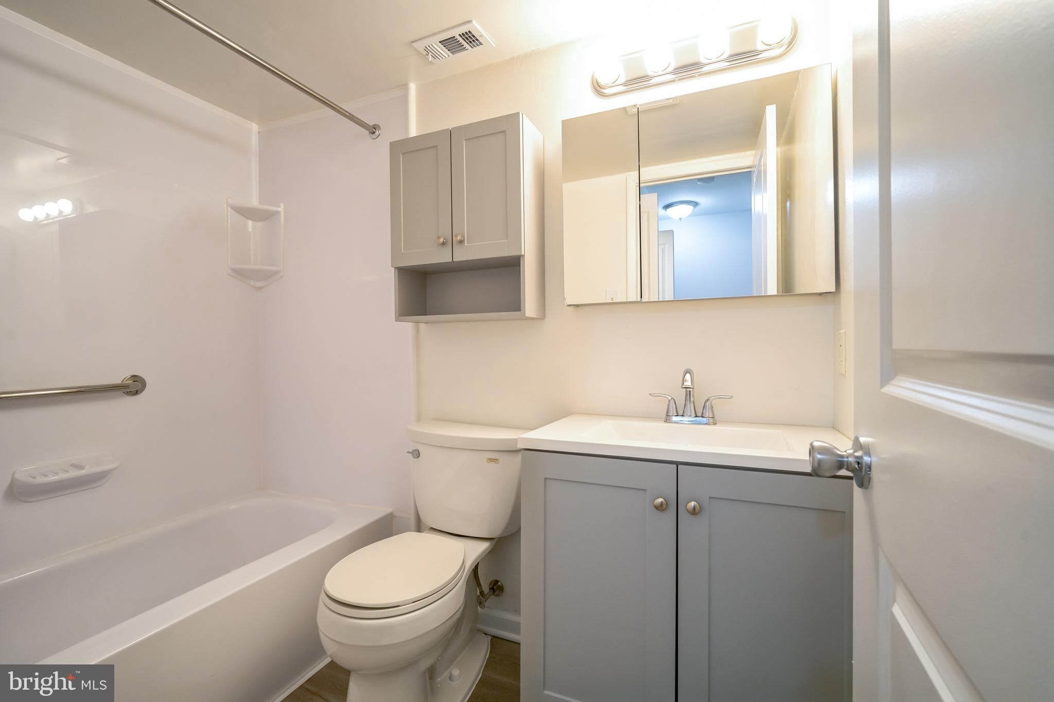 611 Roxborough AVENUE Unit: 607A