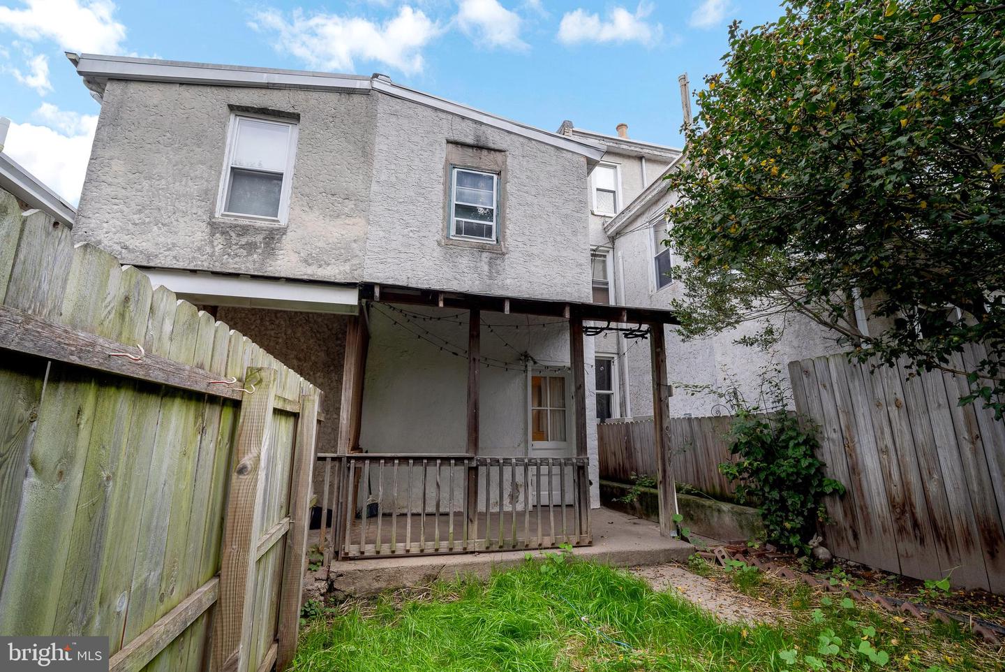 221 Roxborough AVENUE