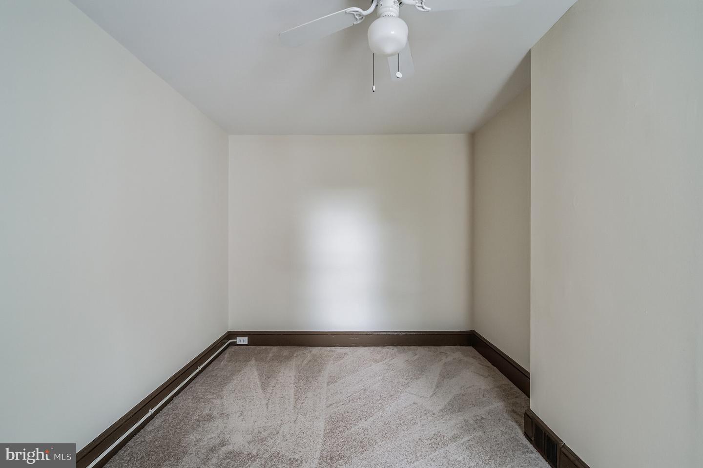 221 Roxborough AVENUE