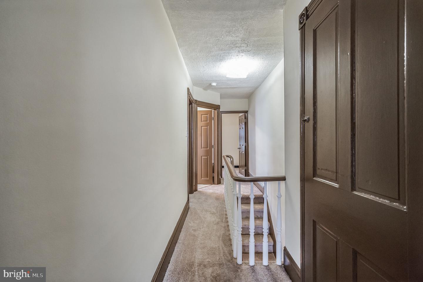 221 Roxborough AVENUE