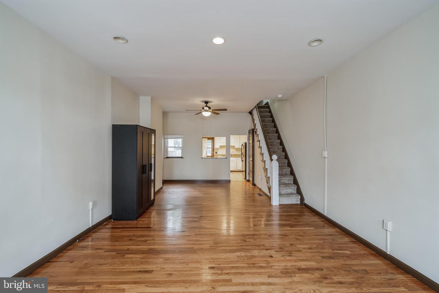 221 Roxborough AVENUE