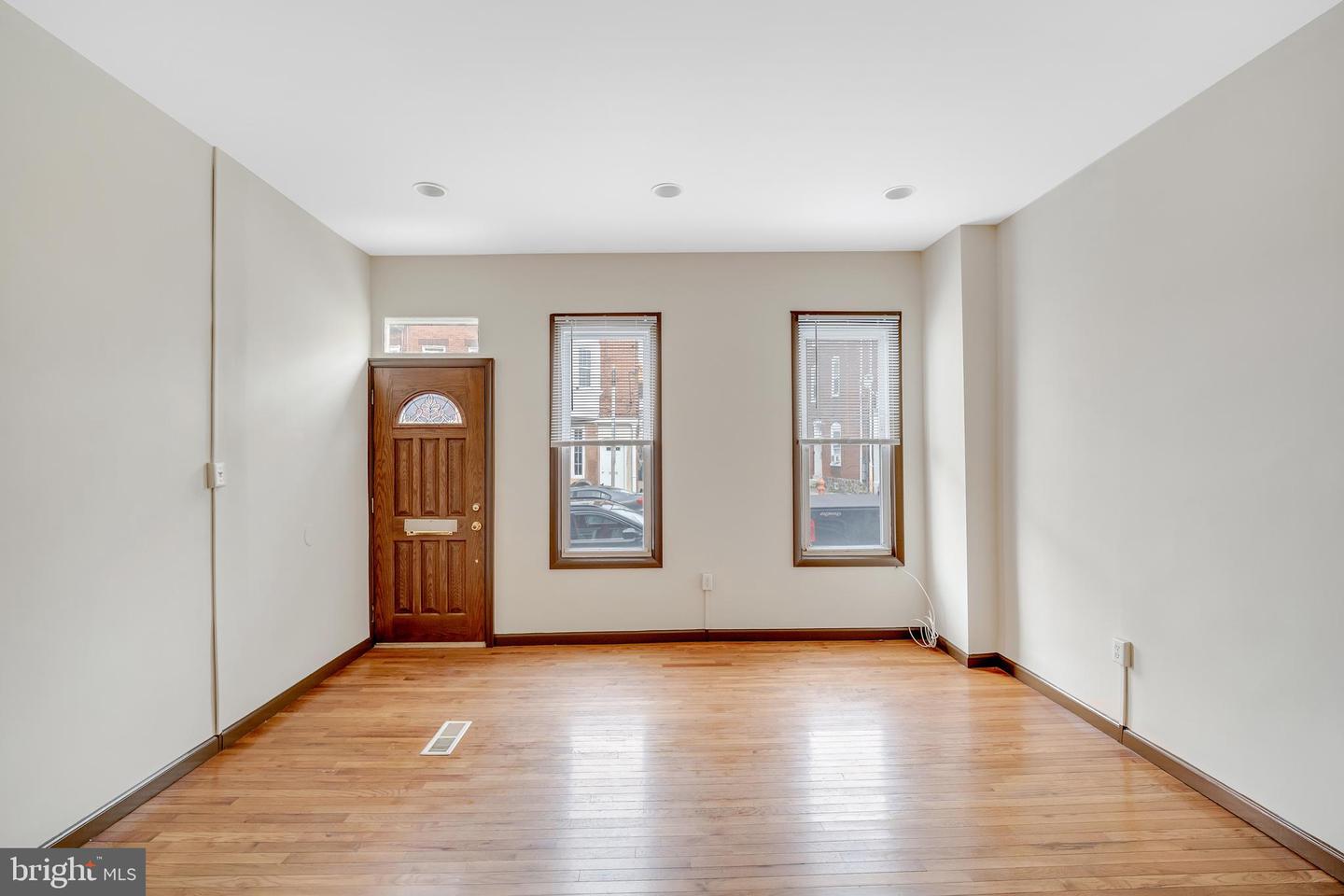 221 Roxborough AVENUE