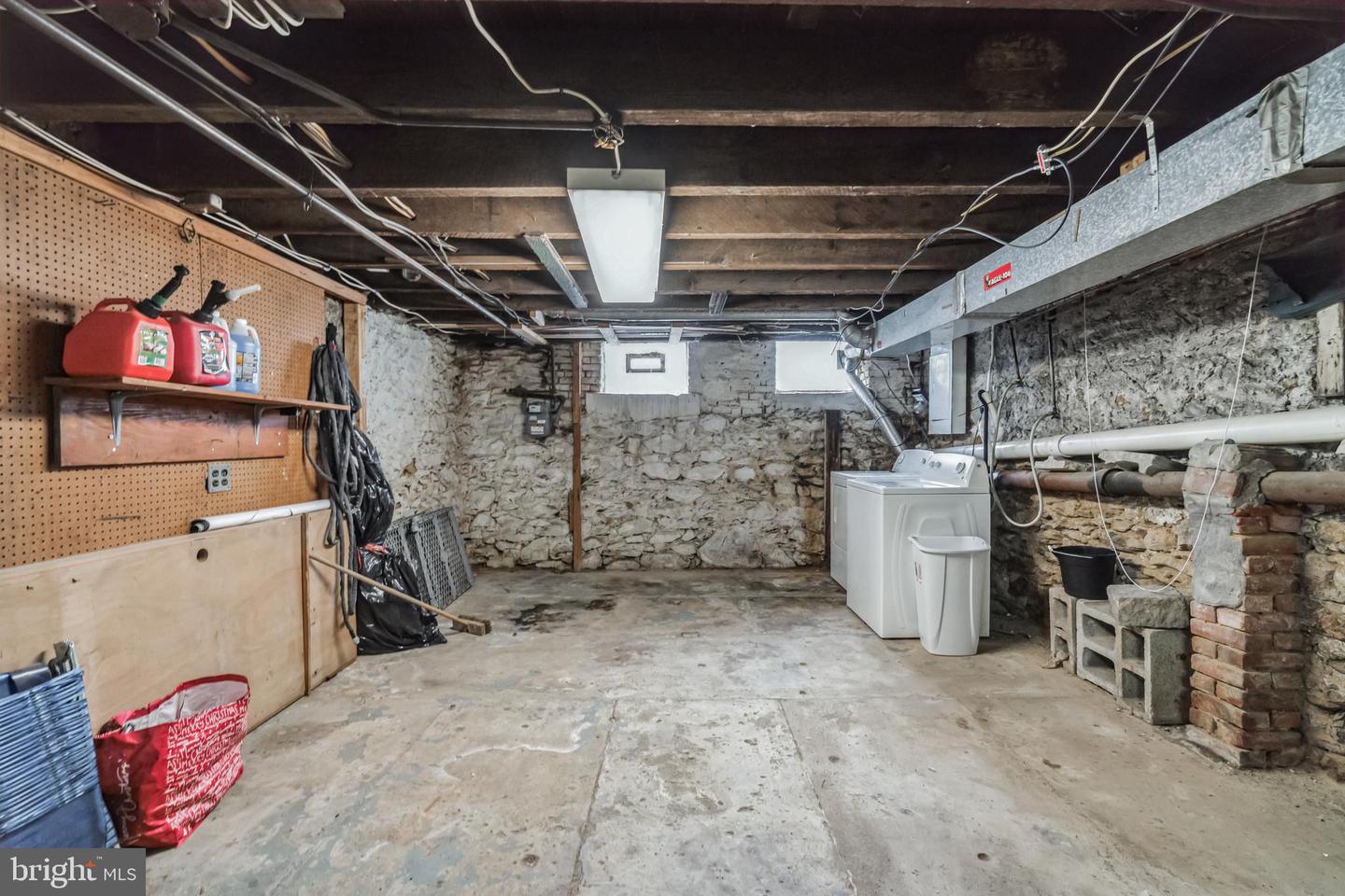 221 Roxborough AVENUE