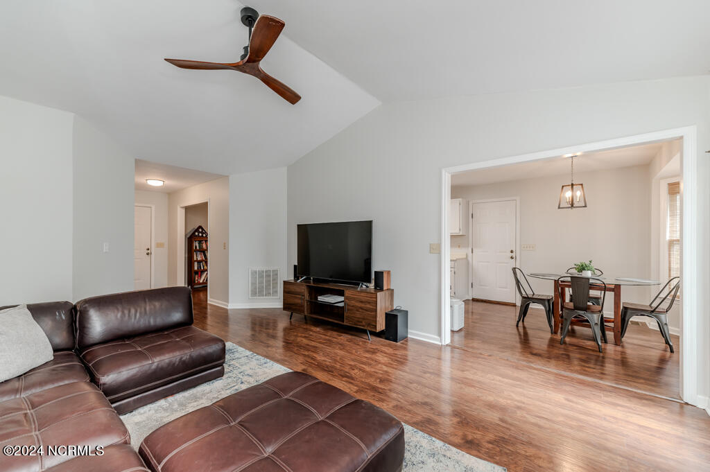 2420 W Longleaf Drive