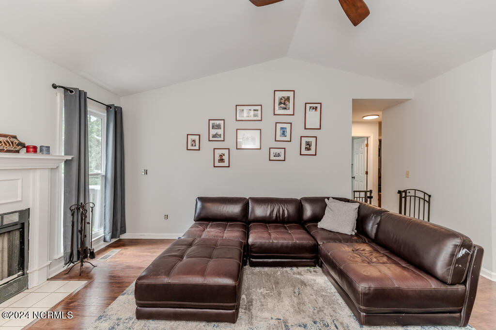 2420 W Longleaf Drive