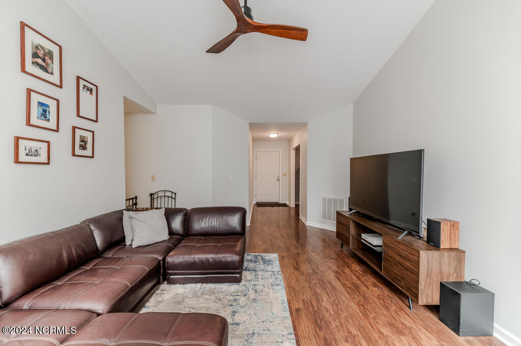 2420 W Longleaf Drive