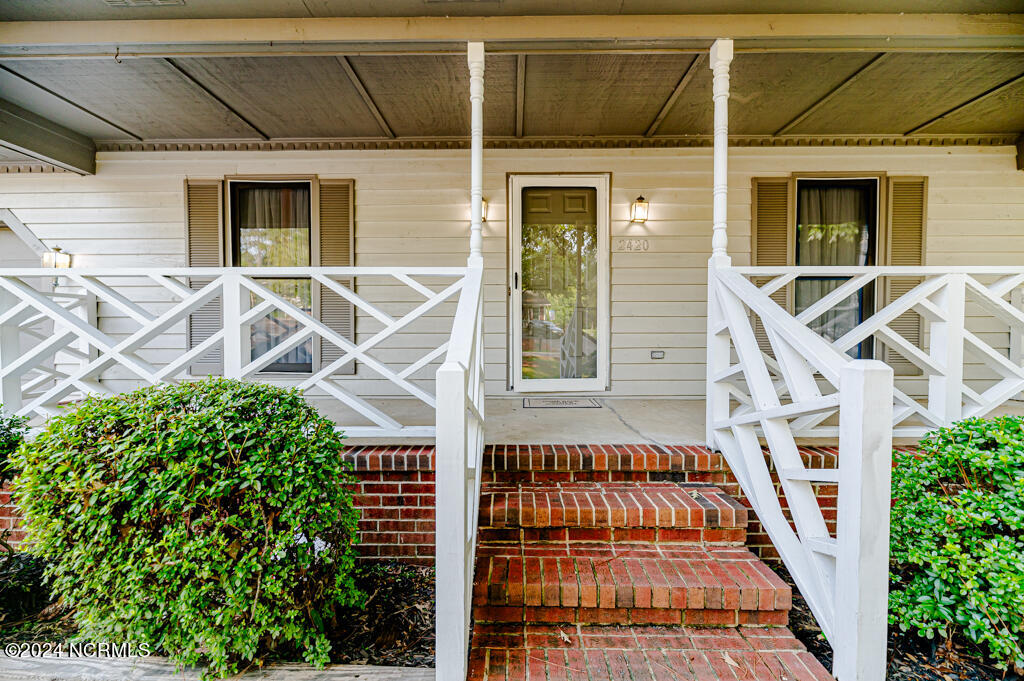 2420 W Longleaf Drive