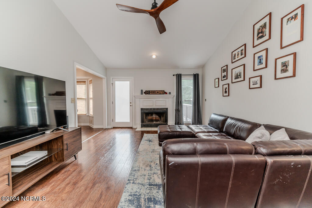 2420 W Longleaf Drive