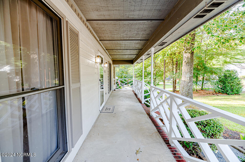 2420 W Longleaf Drive