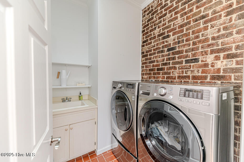 445 SE Lake Forest Drive