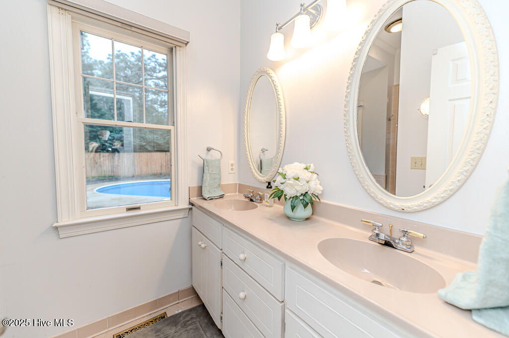 445 SE Lake Forest Drive