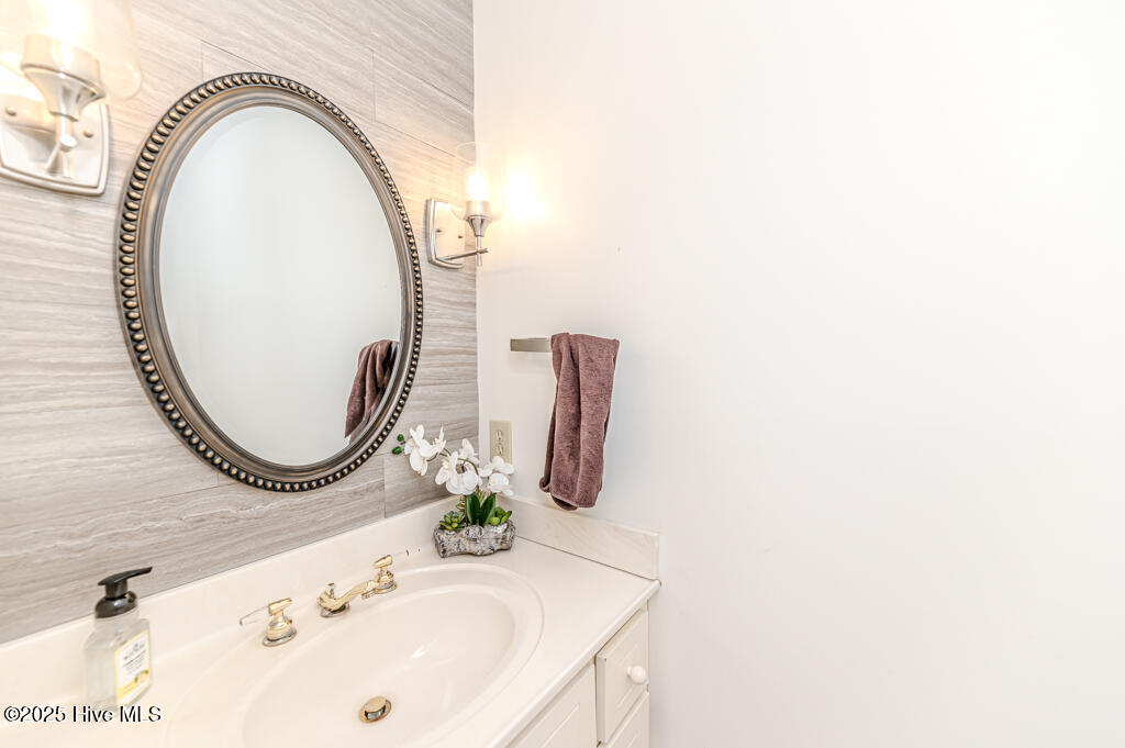 445 SE Lake Forest Drive