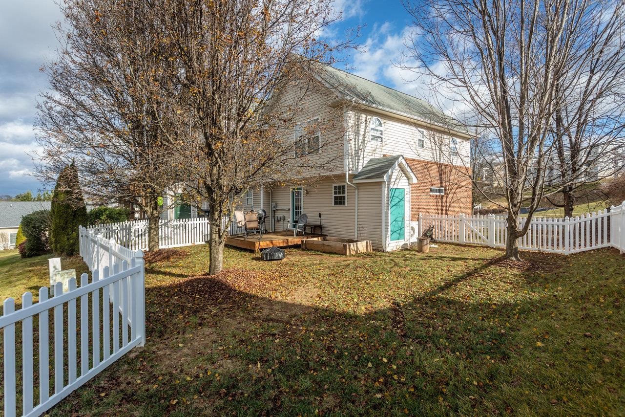 219 EMERSON LN