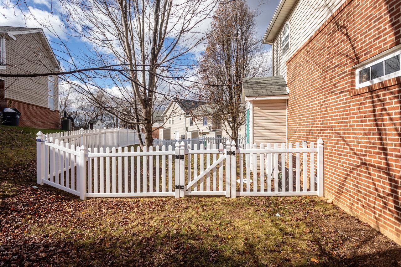 219 EMERSON LN