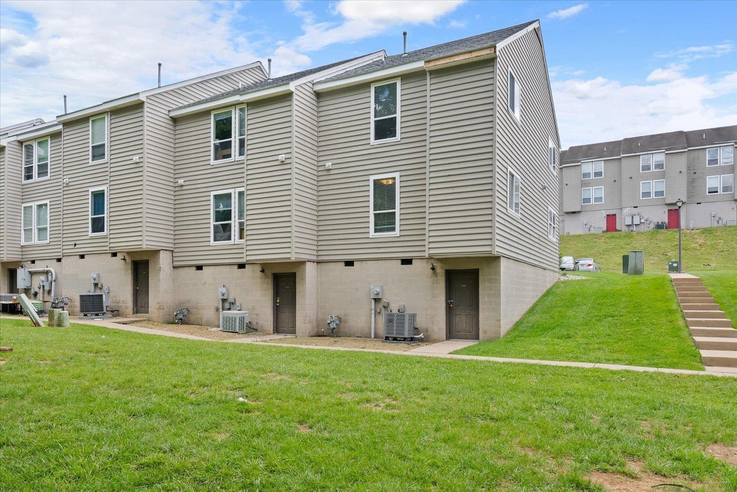 1460 DEVON LN