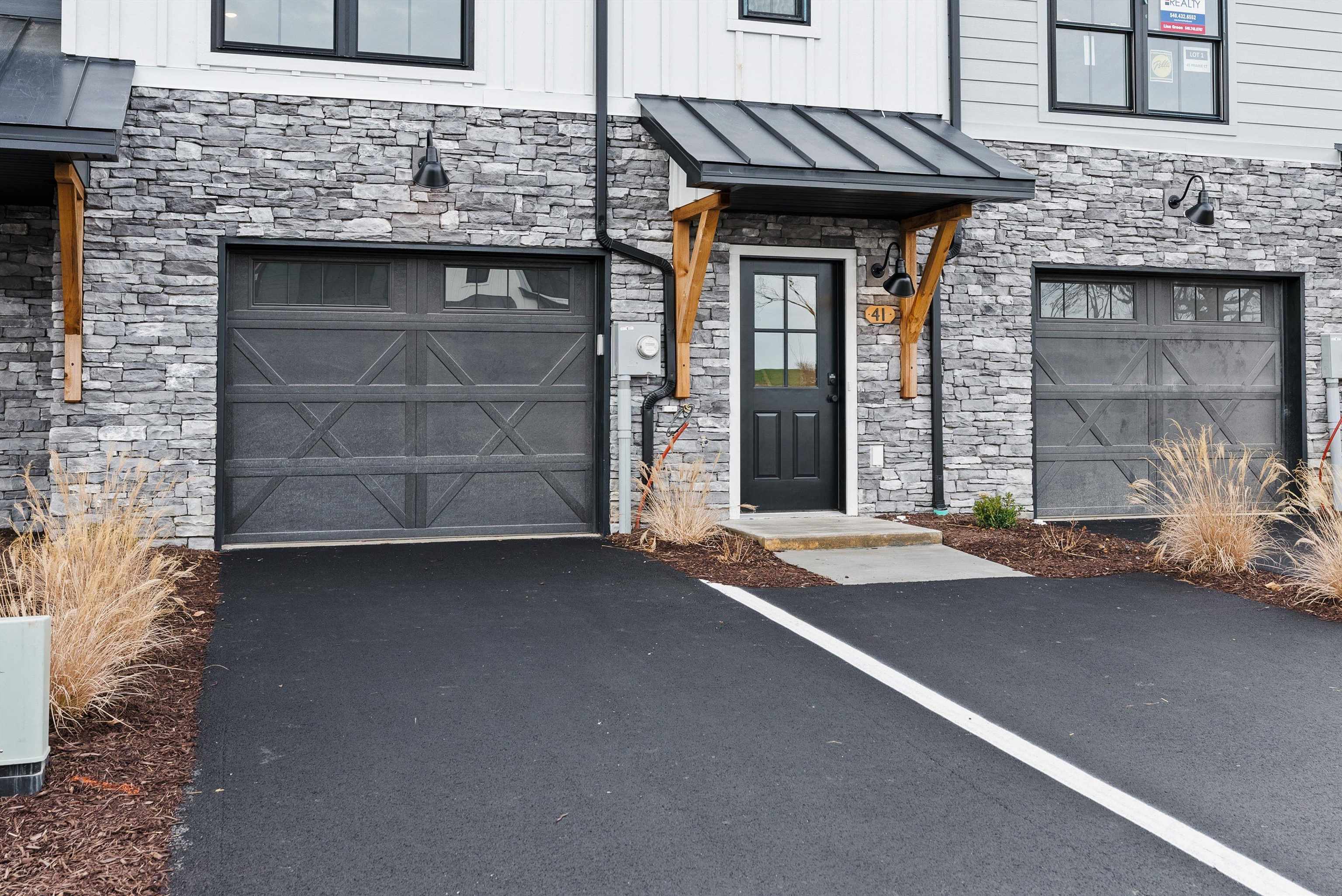 33 PRAIRIE CT