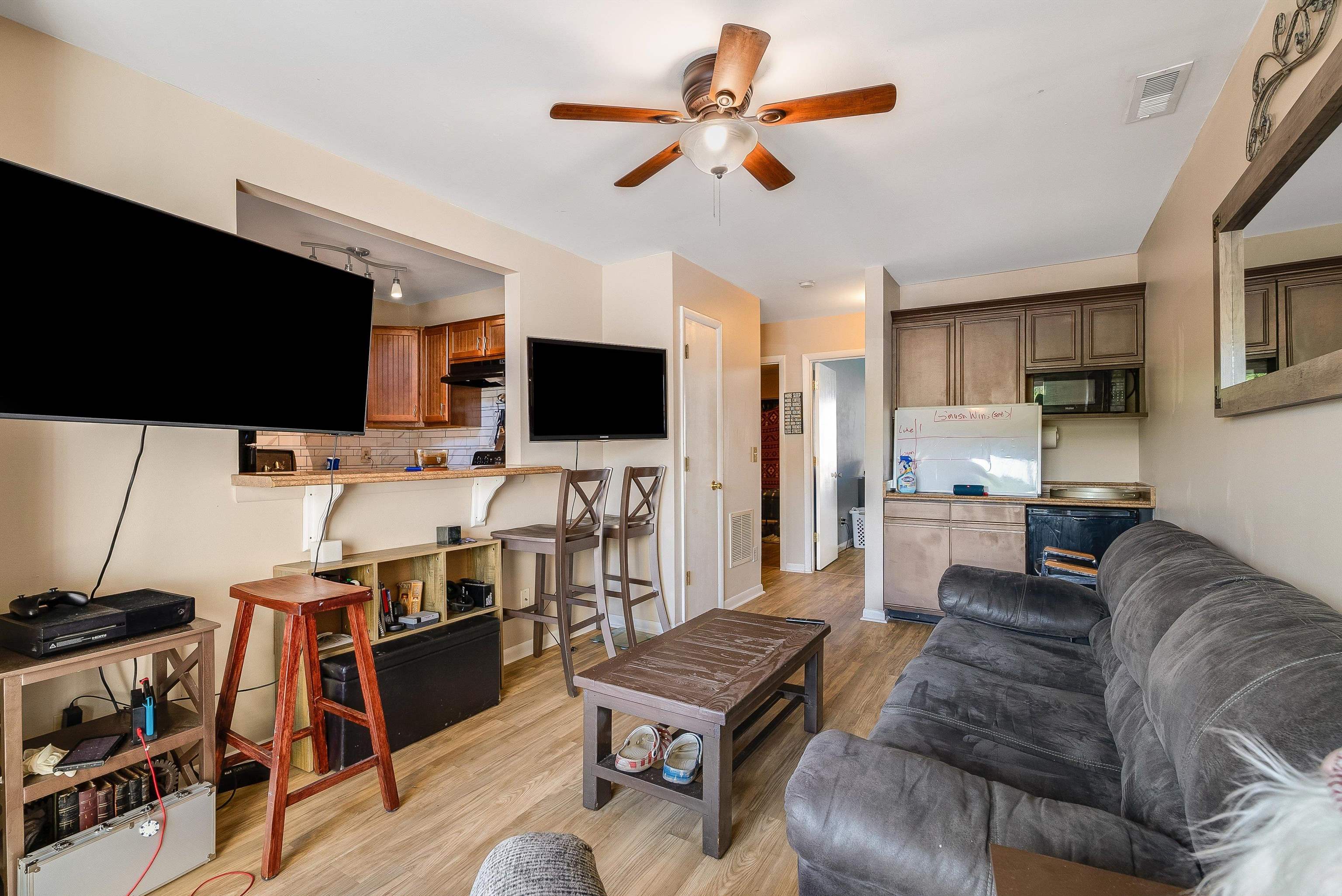 1305 BRADLEY DR