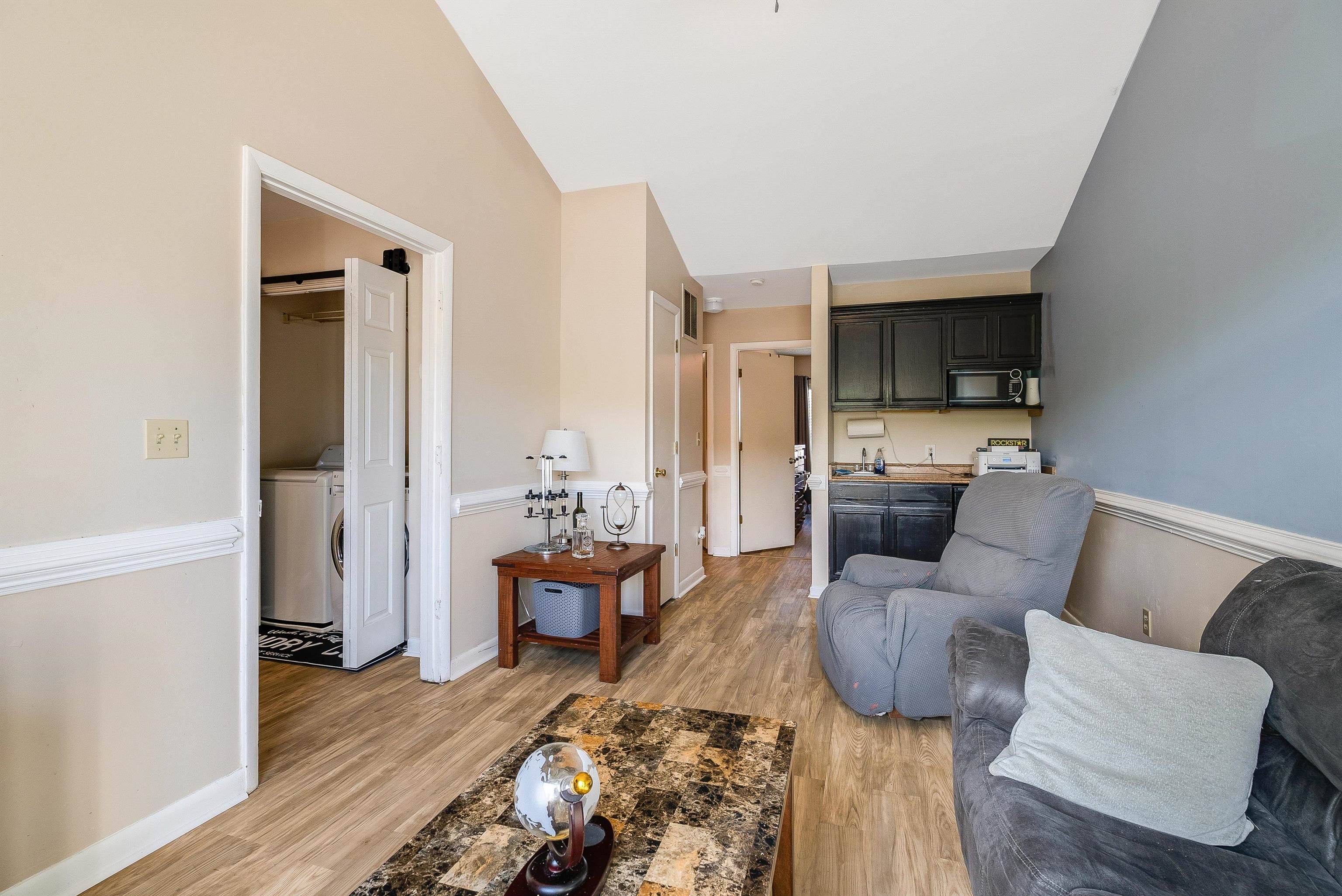1305 BRADLEY DR