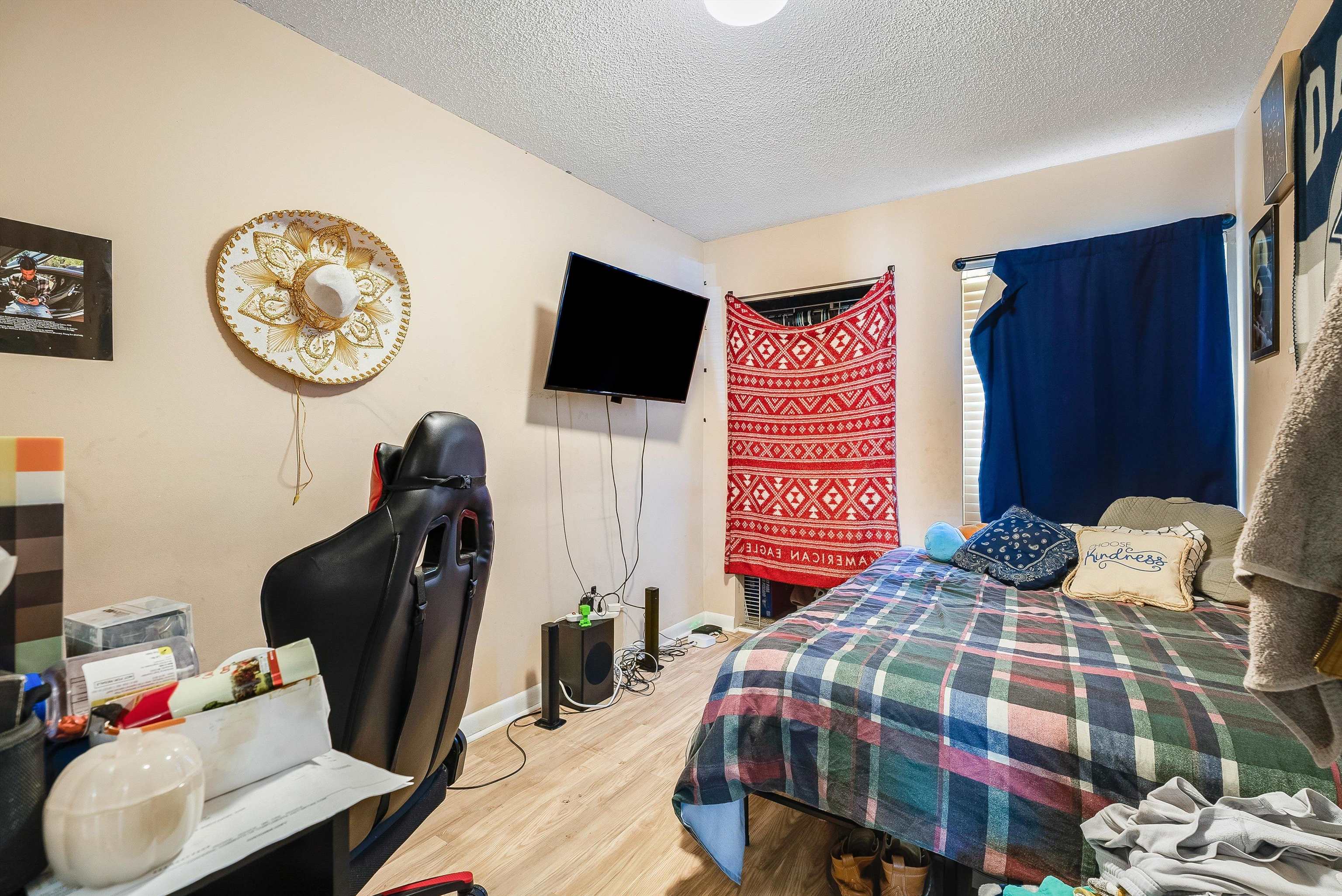 1305 BRADLEY DR