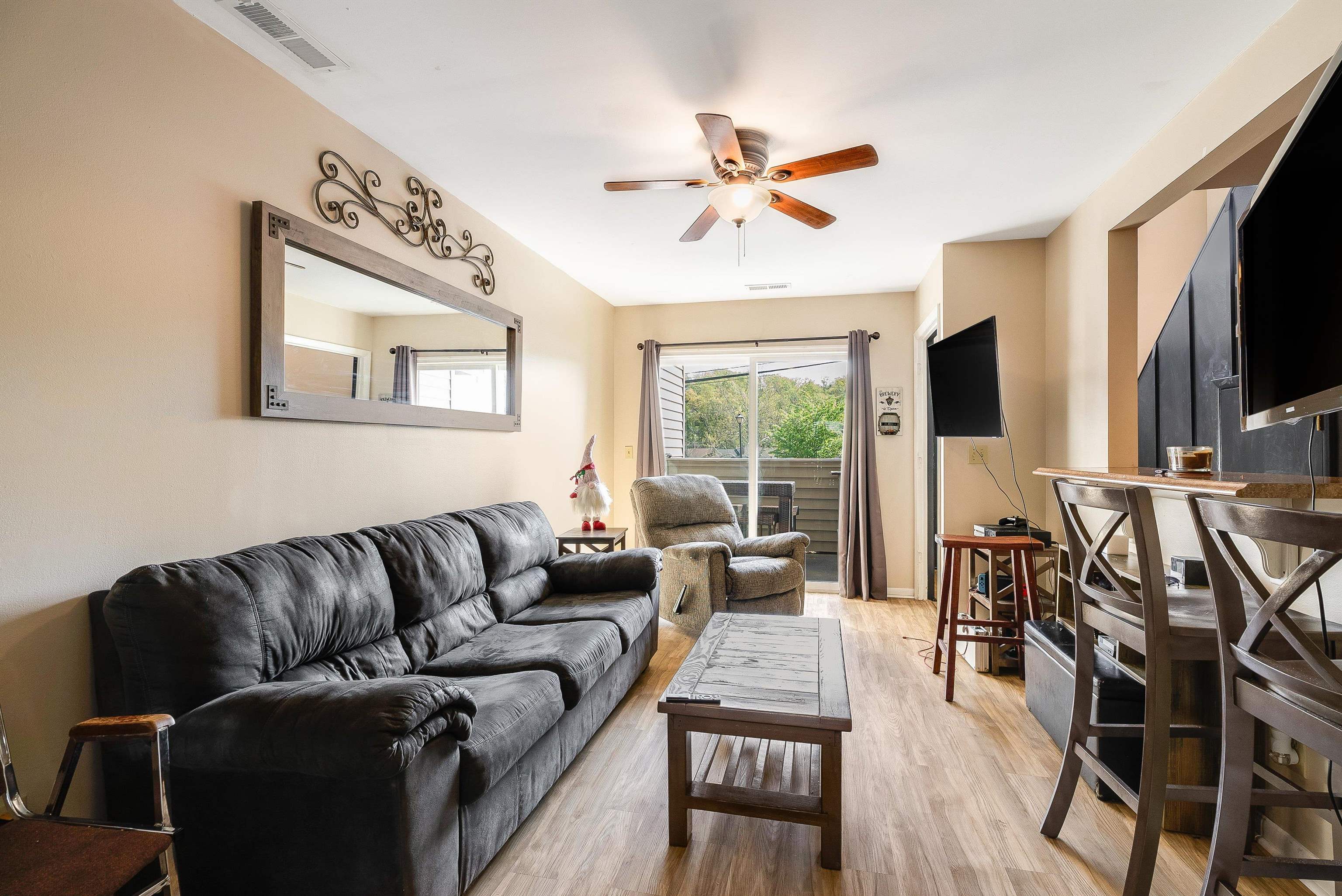 1305 BRADLEY DR