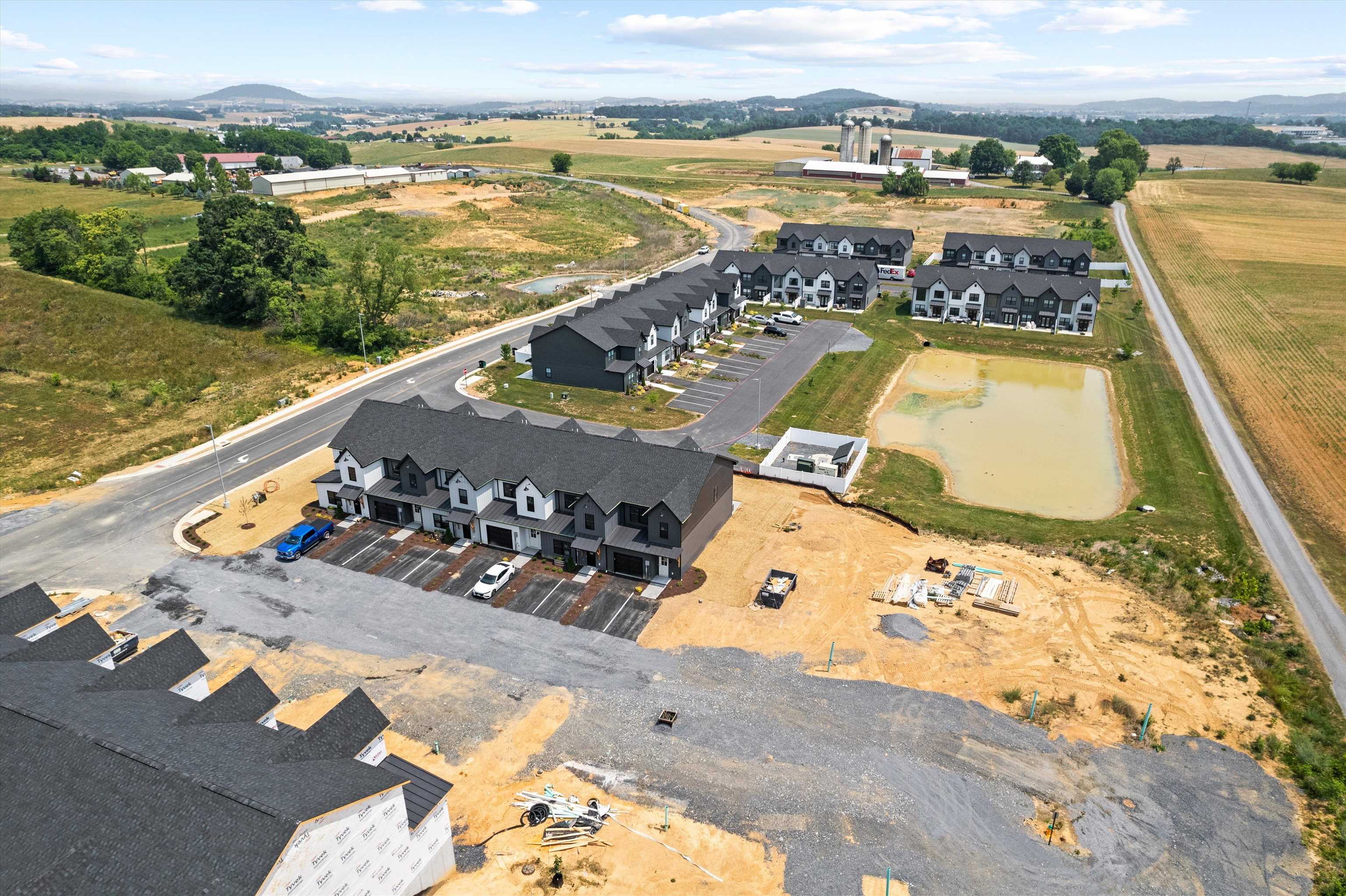 5 BARNYARD CIR
