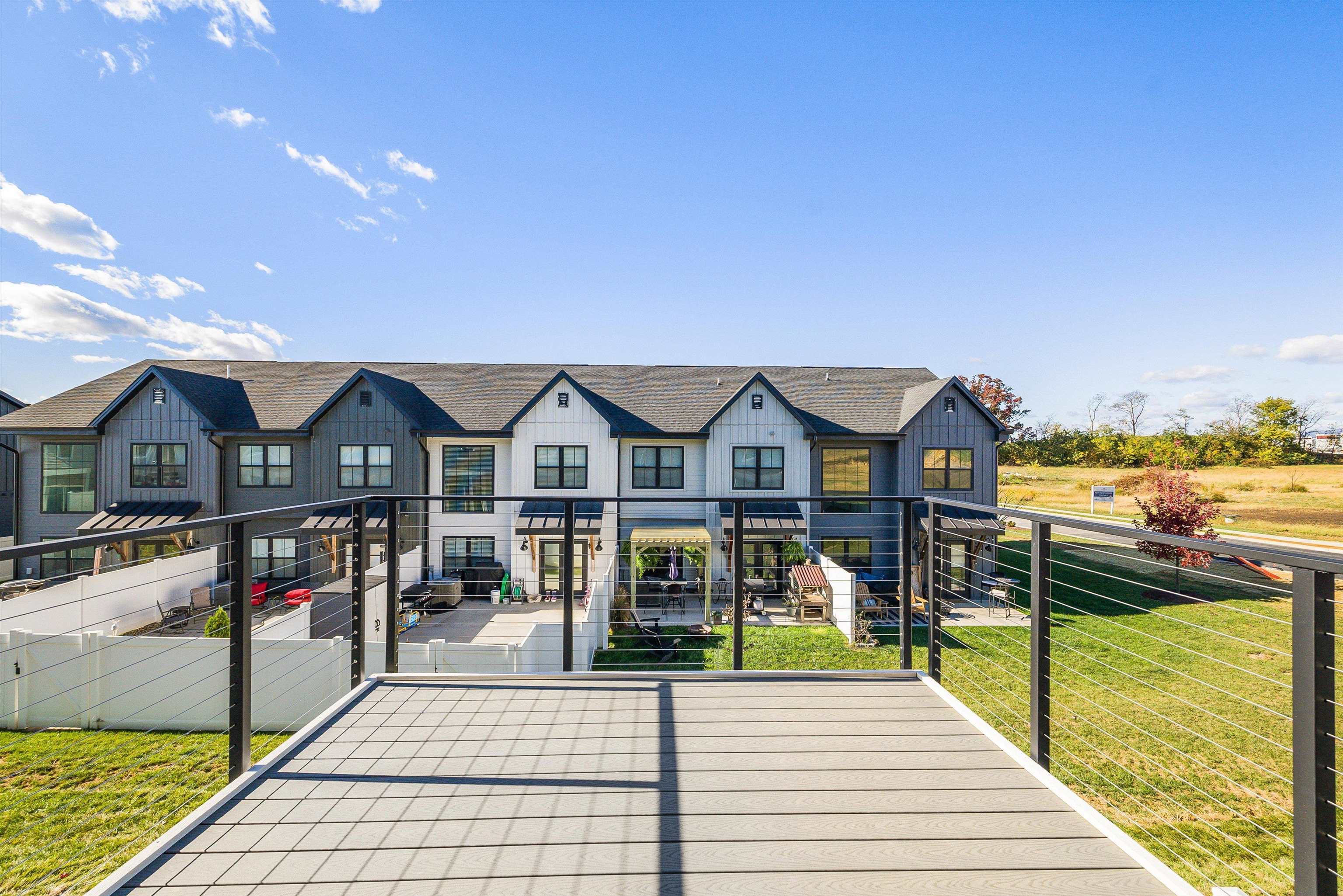 5 BARNYARD CIR