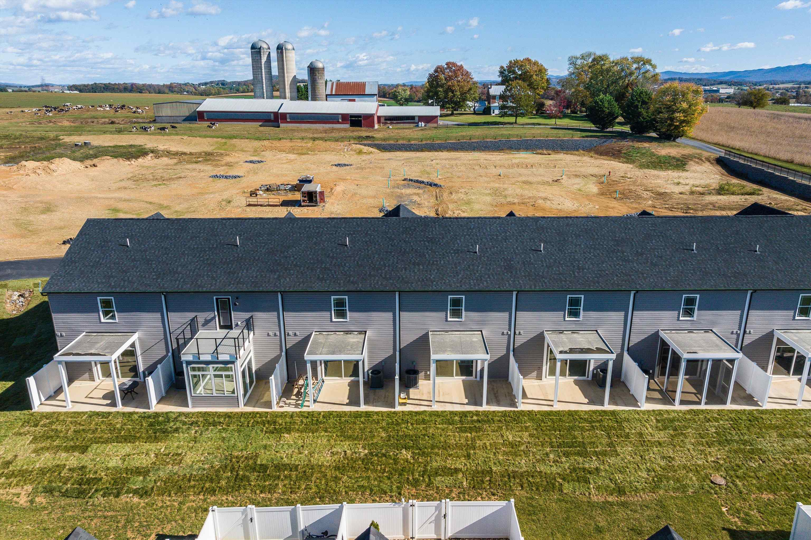 5 BARNYARD CIR