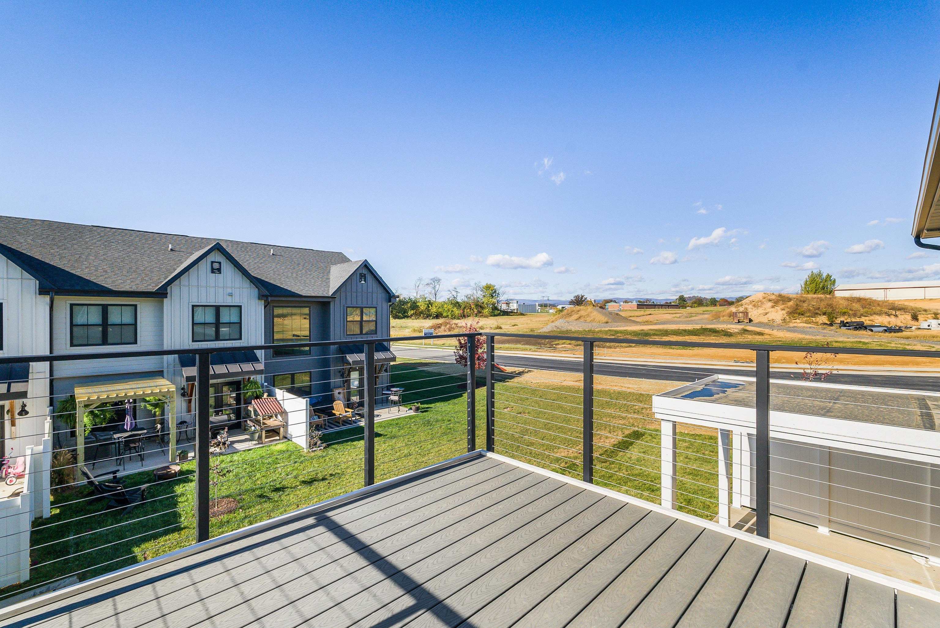5 BARNYARD CIR
