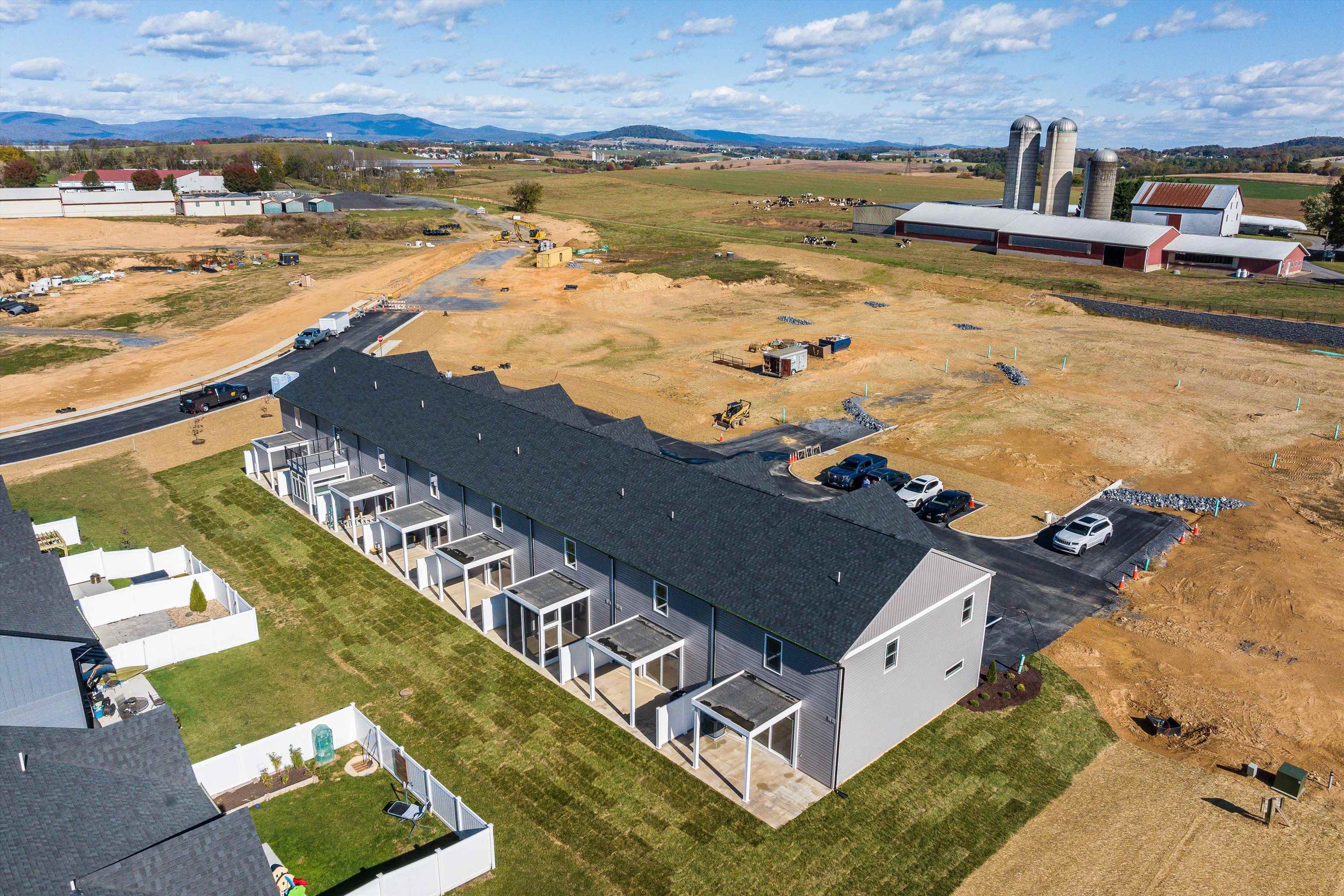 5 BARNYARD CIR
