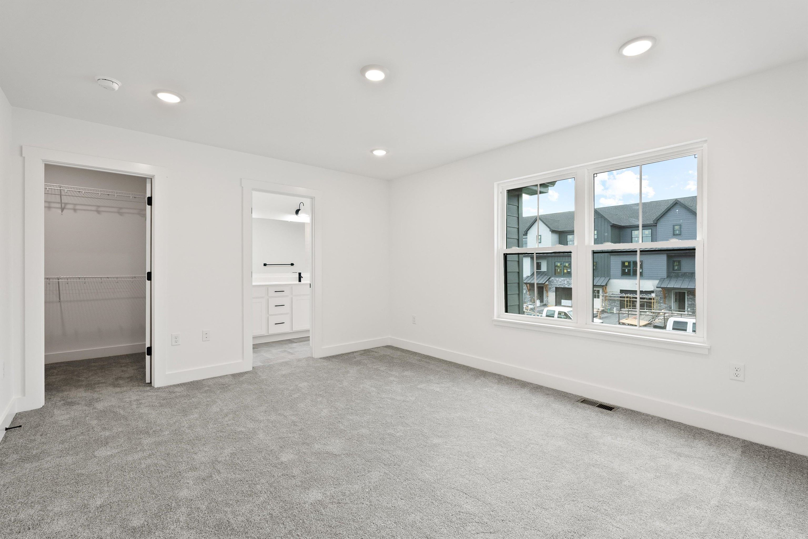 25 BARNYARD CIR