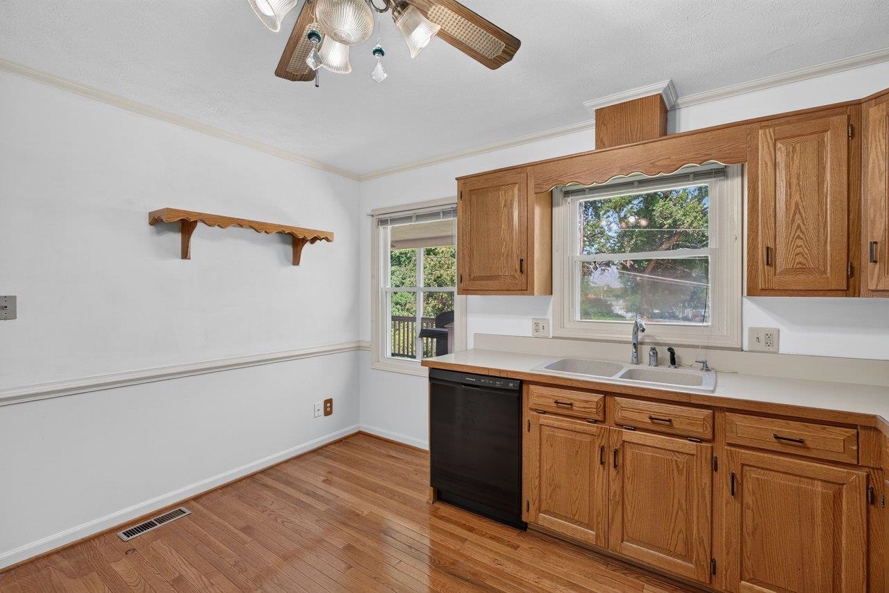 1126 WOODLEIGH CT