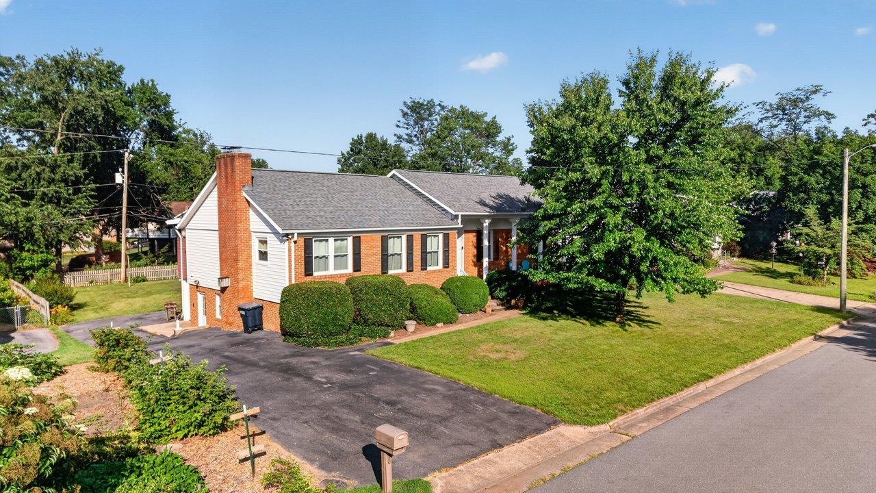 1126 WOODLEIGH CT