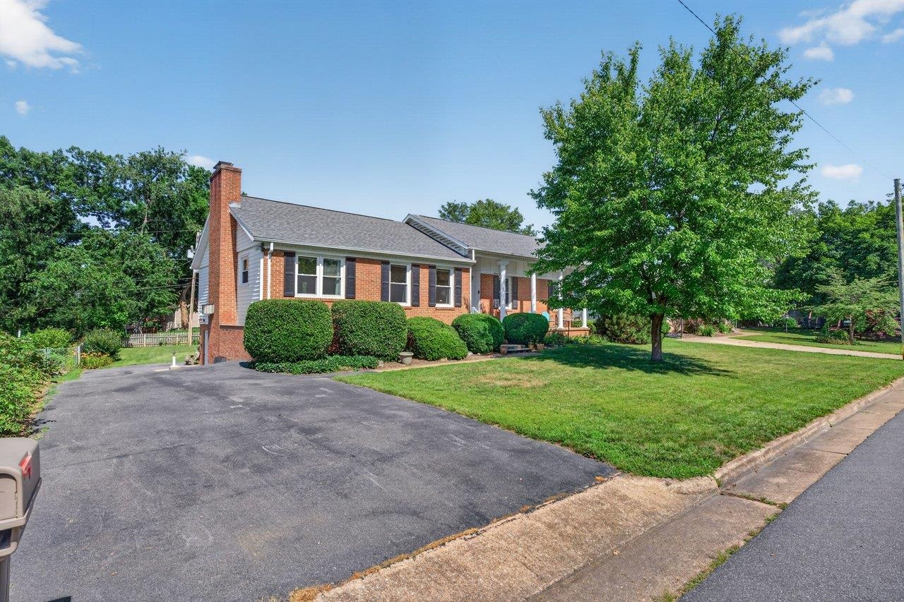 1126 WOODLEIGH CT