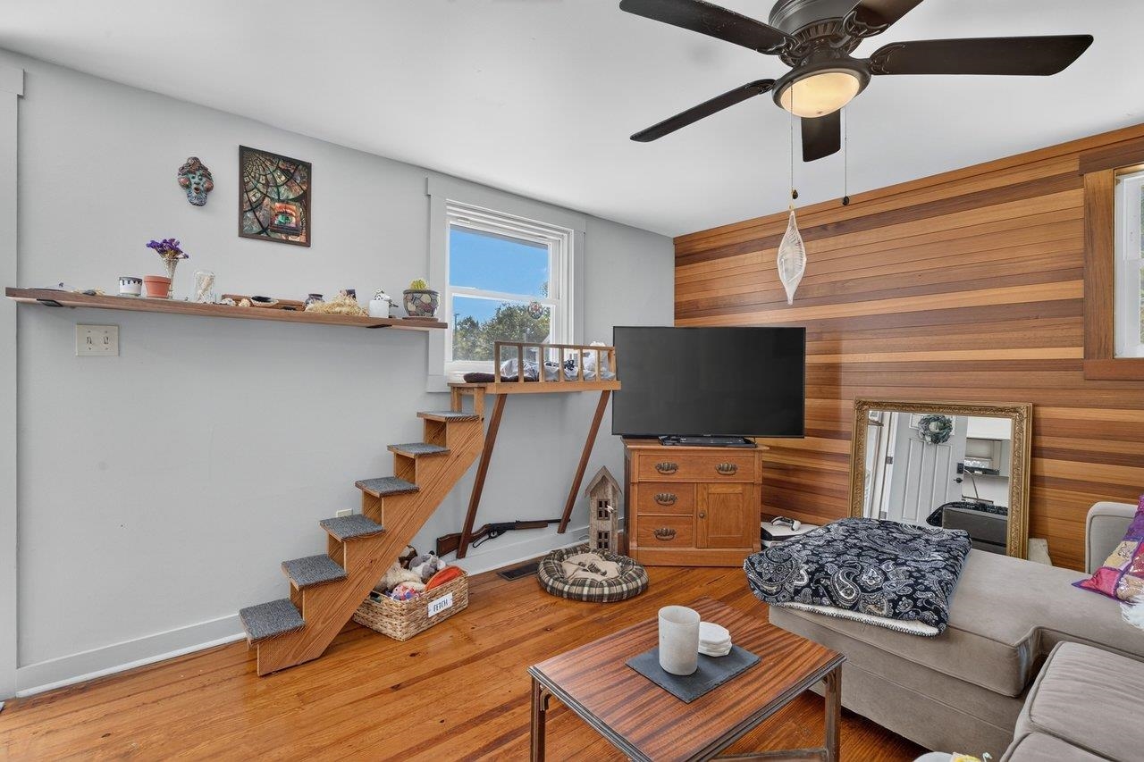 366 HERMITAGE RD
