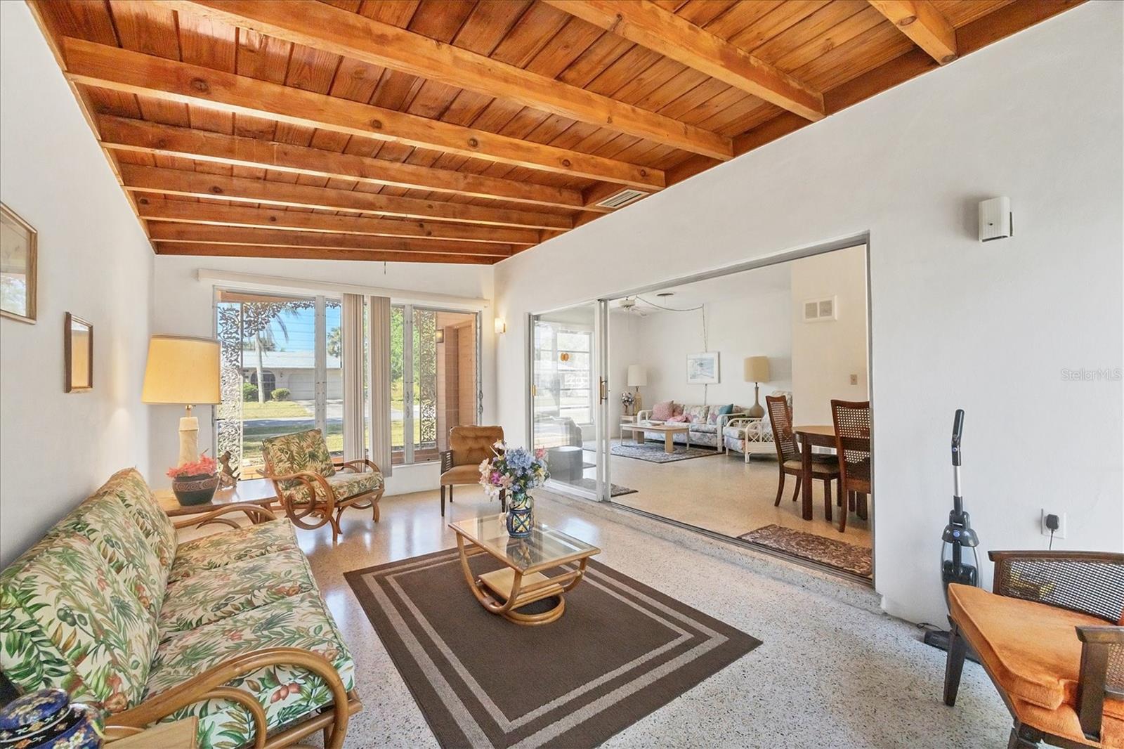 2538 LAKESHORE CIR