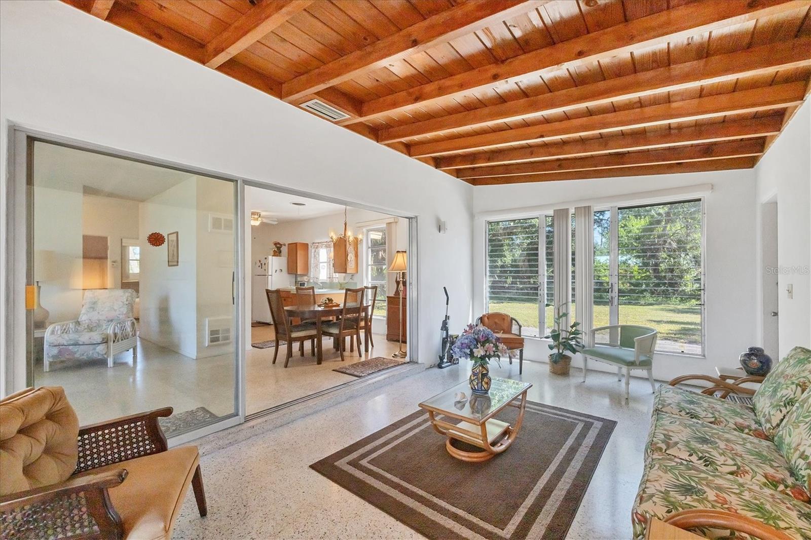 2538 LAKESHORE CIR